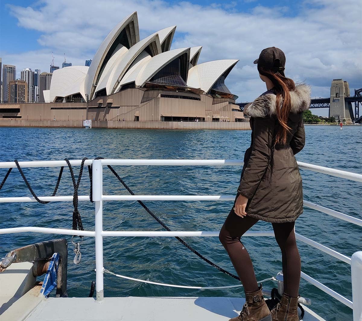Lexie Limitless bestaunt die Aussicht – die berühmte Oper von Sydney.