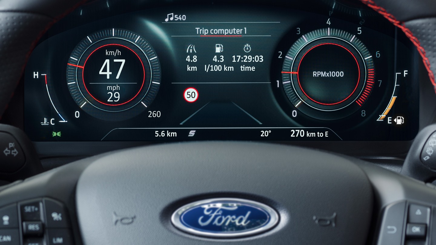 Ford Puma ST Innenansicht auf Lenkrad digitale Instrumententafel mit Verkehrschilderkennung