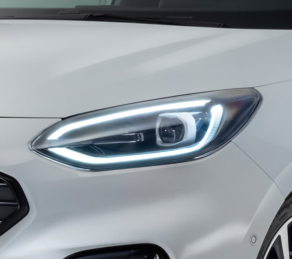 Ford Fiesta in Weiss. Nahansicht der Front mit Fokus auf den LED-Scheinwerfer.