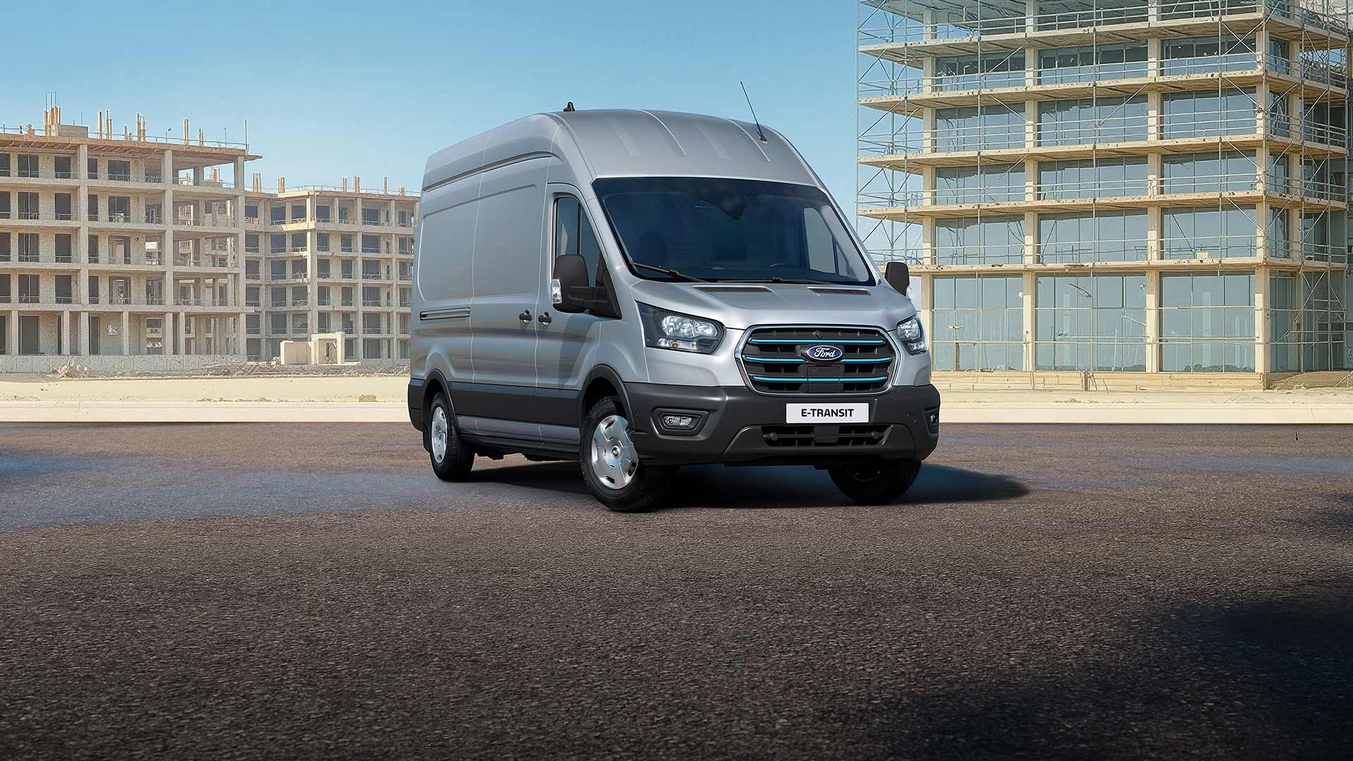 Ein grauer Ford E-Transit stehend auf einer Strasse. 