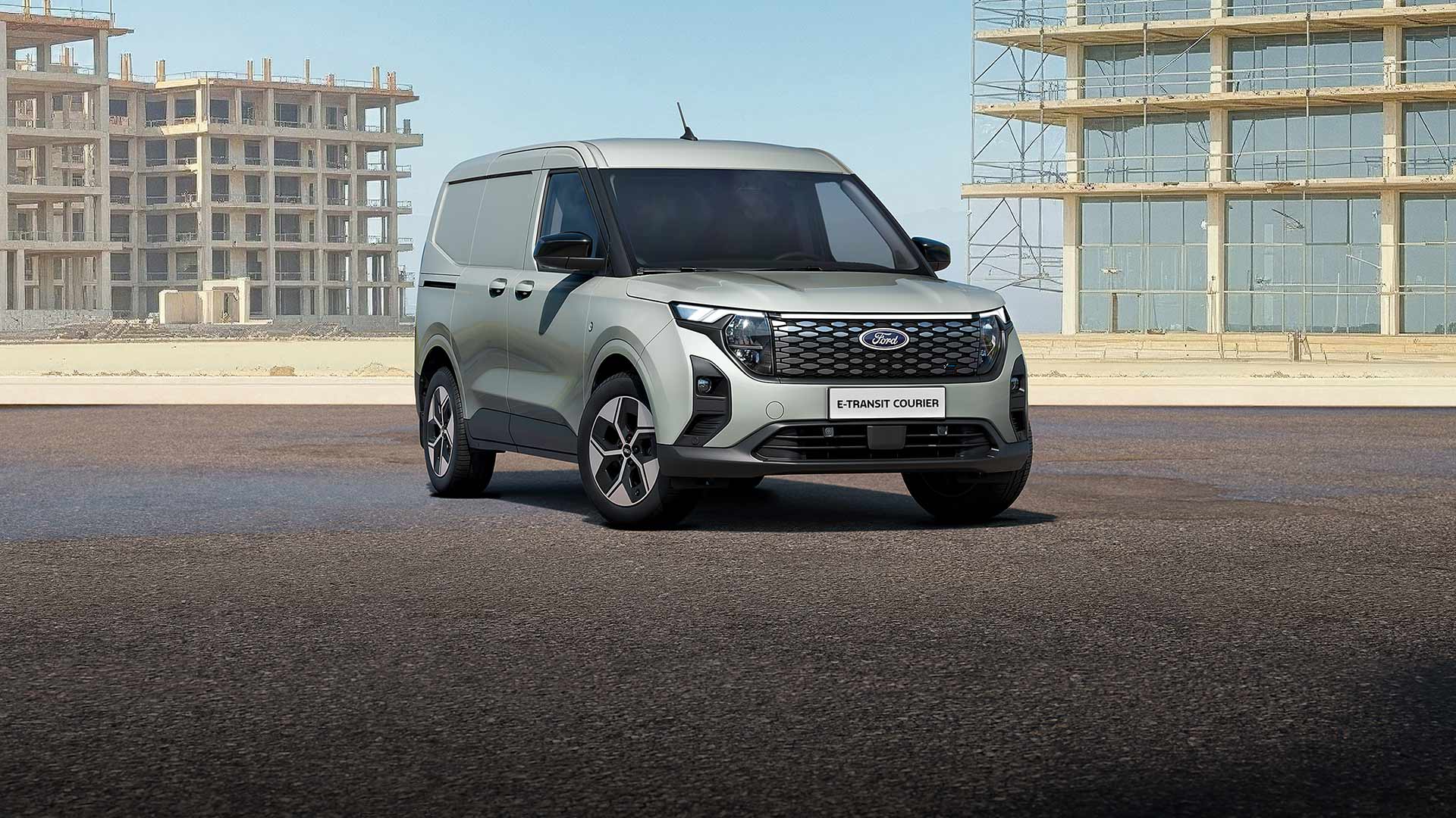 Ein grauer Ford E-Transit Courier stehend auf einer Strasse. 