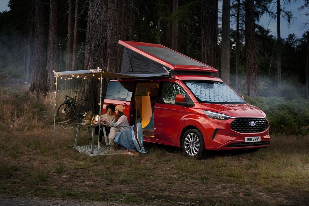 Serienmässige Campingausrüstung für den Ford Nugget.