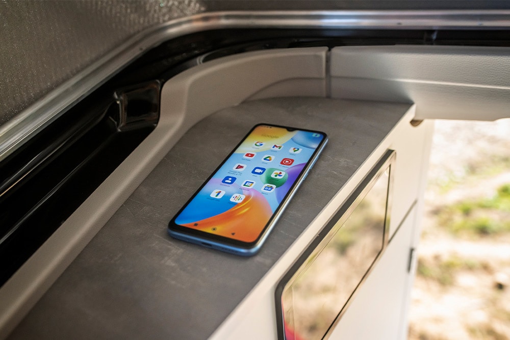 Ein Smartphone liegt im inneren des Ford Nugget.
