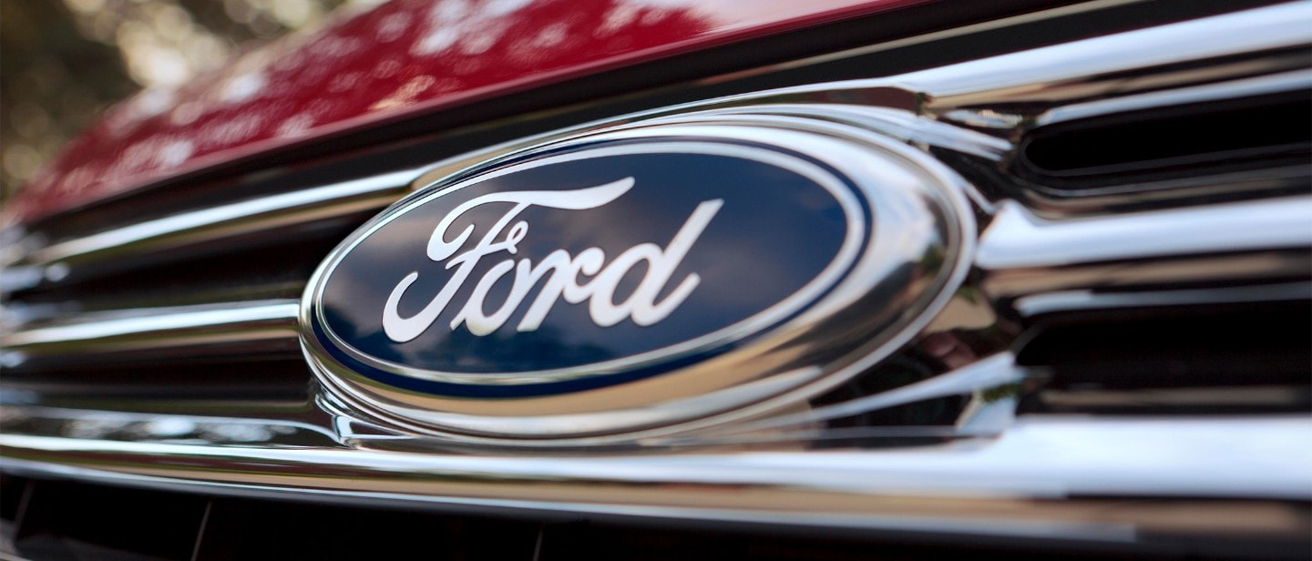 Ford Oval auf einem blauen Hintergrund