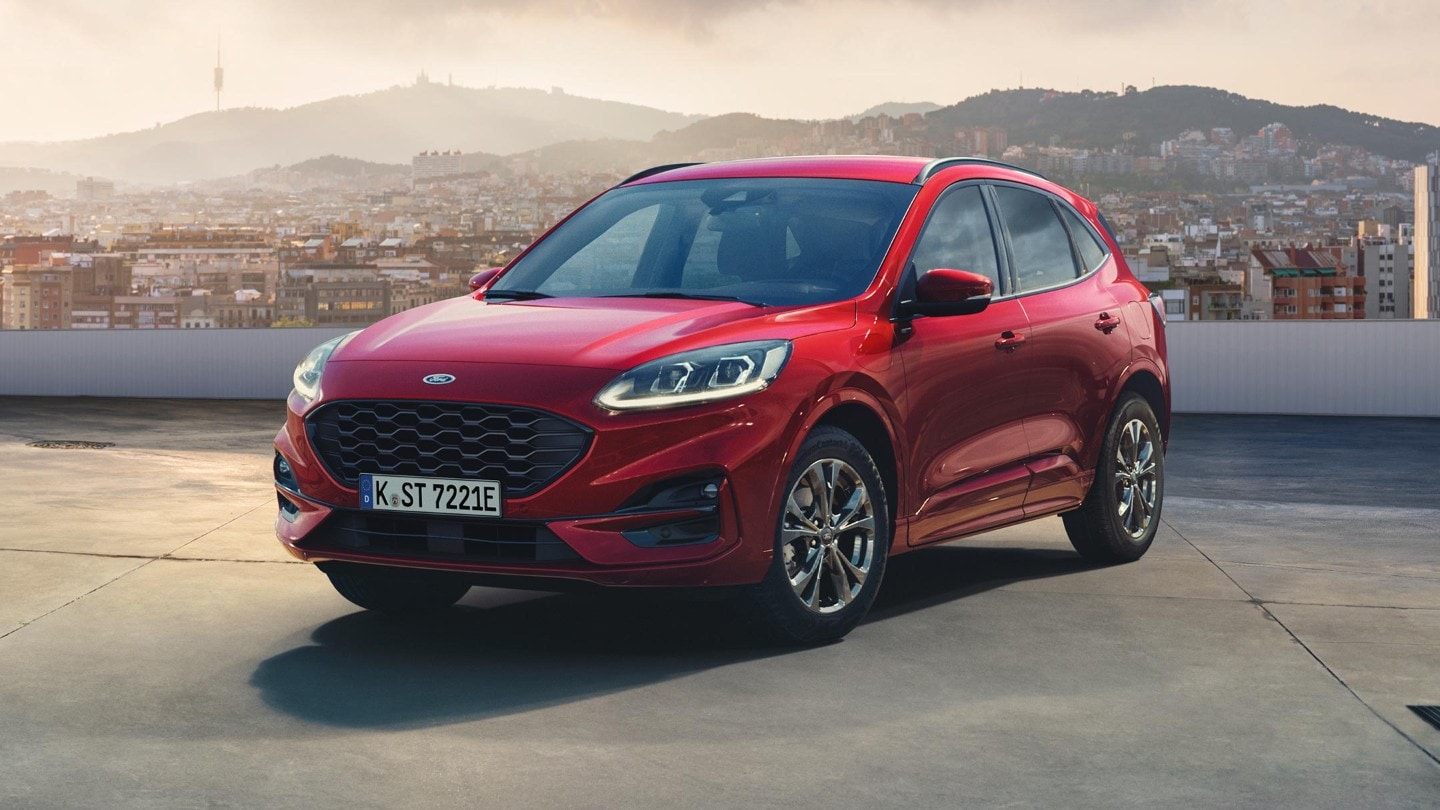 Ford Kuga in Rot, ¾ Frontansicht auf einem Parkdeck stehend