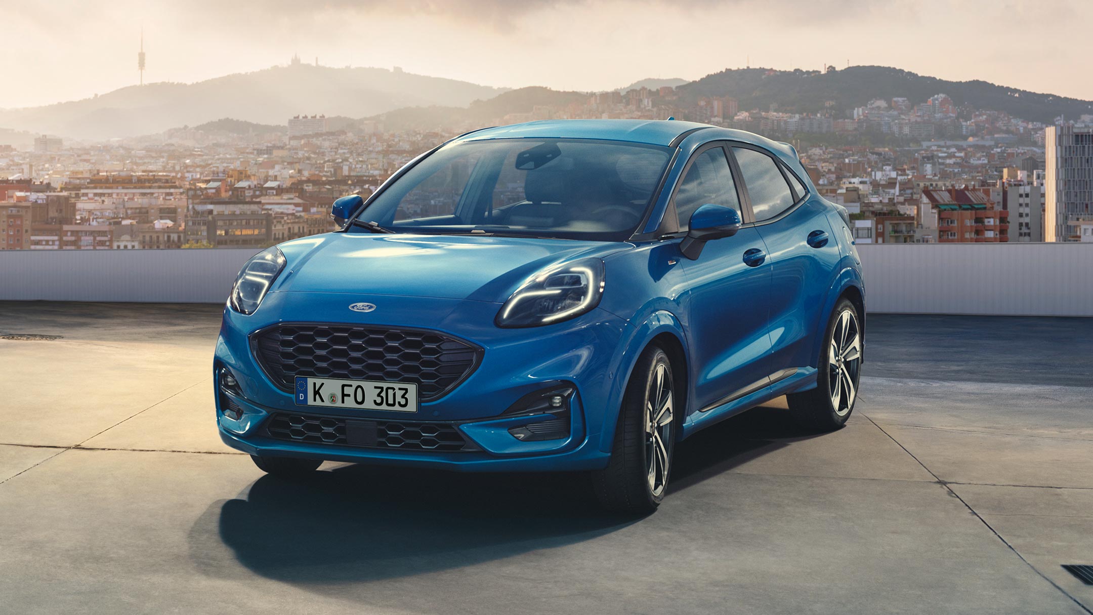 Ford Puma in Blau, ¾ Frontansicht auf einem Parkdeck stehend