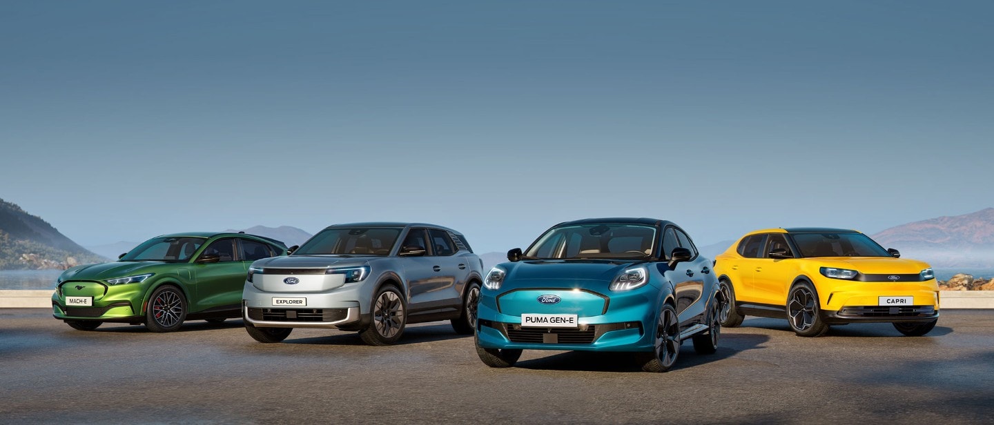 Ein Ford Mustang Mach-E, ein Ford Explorer, ein Ford Capri und ein Ford Puma Gen-E stehend auf einer Strasse.
