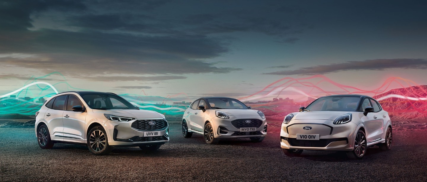 Ein weisser Ford Kuga, ein Ford Puma und ein Ford Puma Electric, parkiert in einer Landschaft mit stilisiertem Hintergrund.