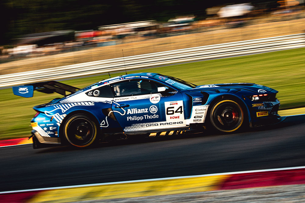 Ein aerodynamischer Ford-GT-Rennwagen mit großem Heckflügel rast über die Piste.