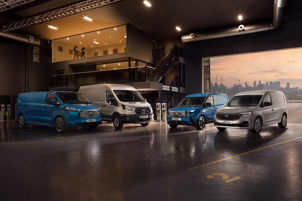 Mehrere Ford Transit, Transit Custom, Transit Connect und Transit Courier Lieferwagen in einer Werkstatt.