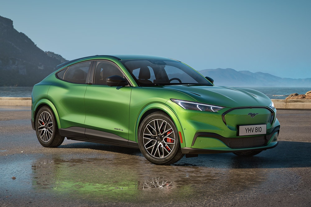 Ein Ford Mach-E stehend auf einer Strasse