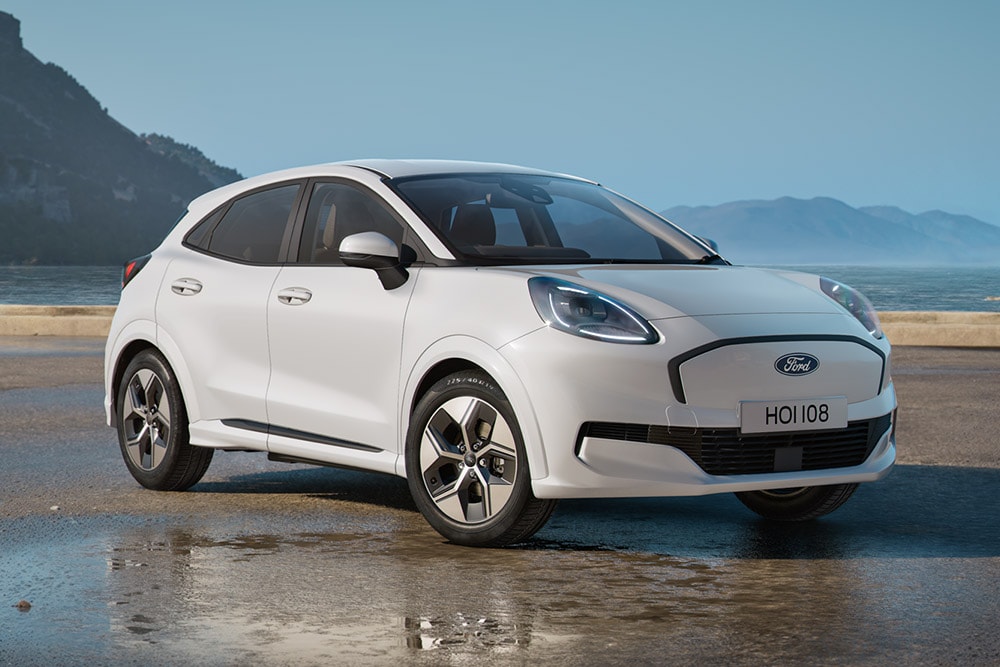 Ein Ford Puma Gen-E stehend auf einer Strasse
