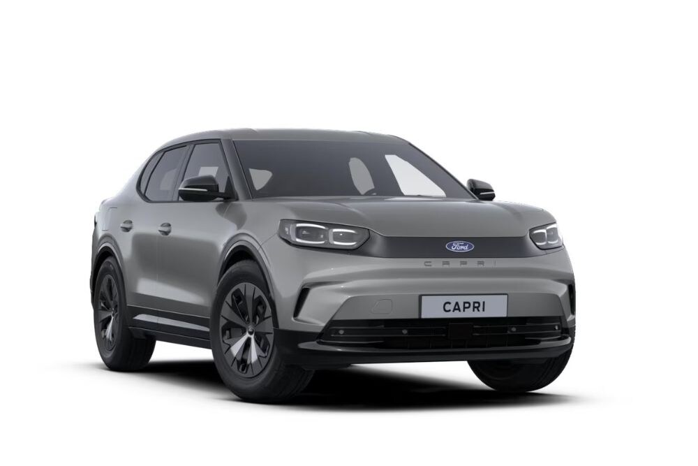 Vollelektrischer Ford Capri in Solar Silver, Ansicht schräg von vorne