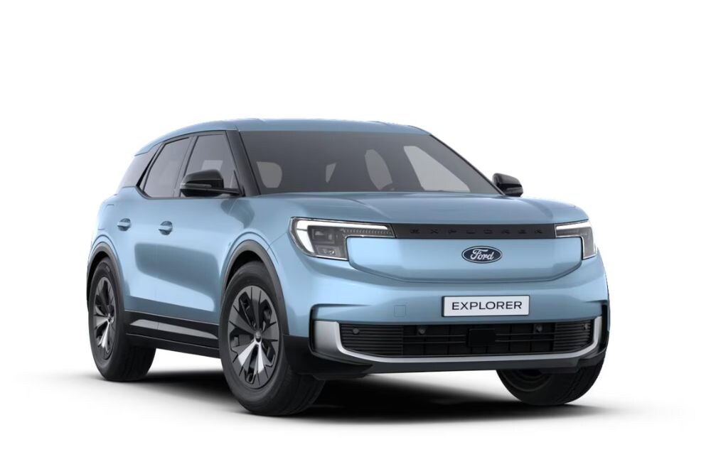 Vollelektrischer Ford Explorer in Arctic Blue Metallic, Ansicht schräg von vorne