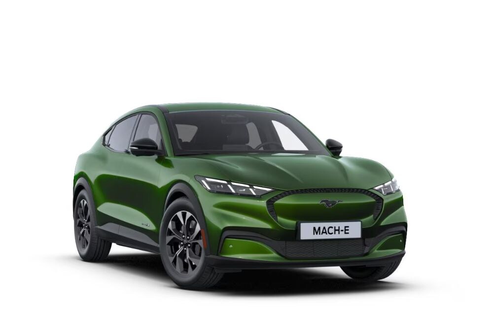 Vollelektrischer Ford Mustang Mach-E in Eruption Green Metallic, Ansicht schräg von vorne