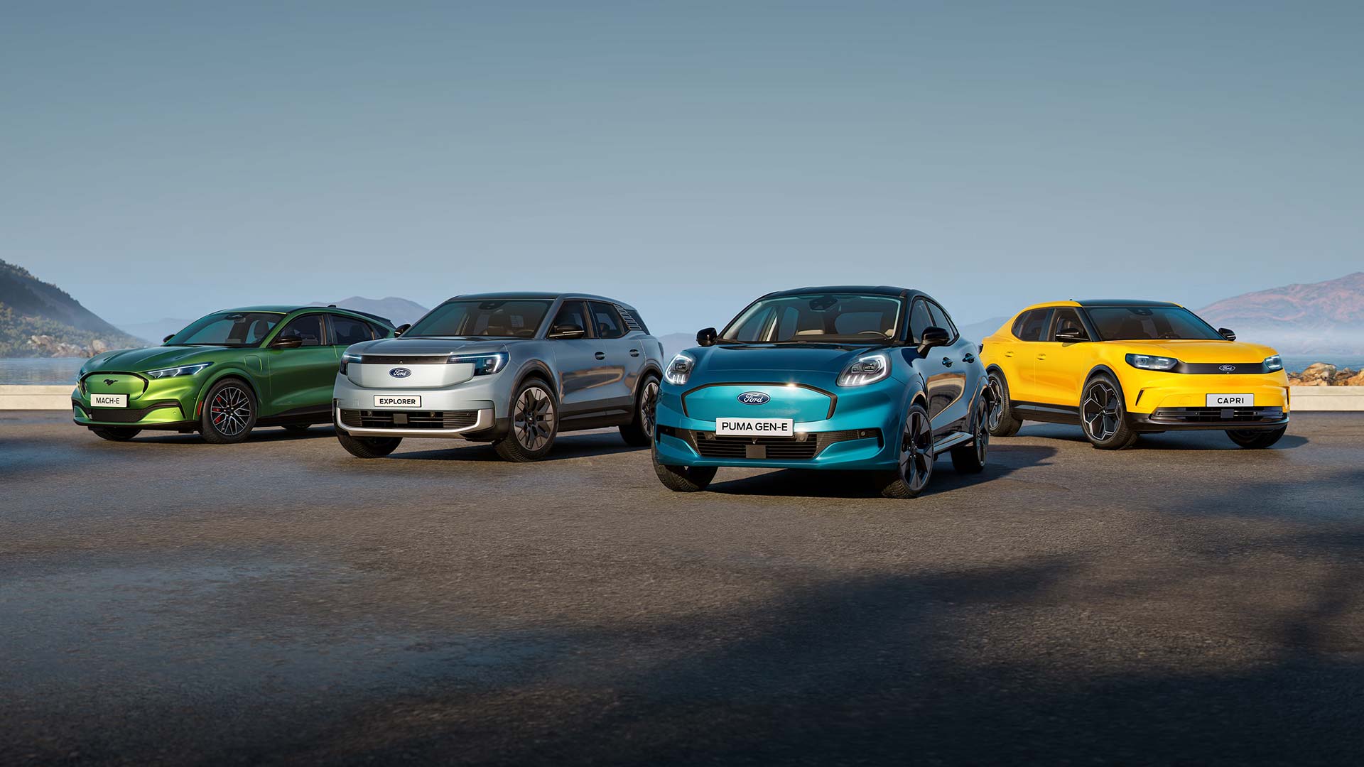Ein Ford Mustang Mach-E, Ford Explorer, Ford Capri und Ford Puma Gen-E stehend auf einer Strasse. 