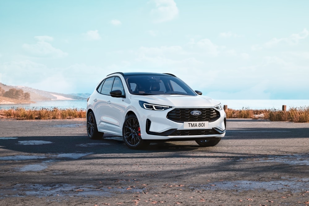 Ein Kuga White Edition stehend auf einer Strasse