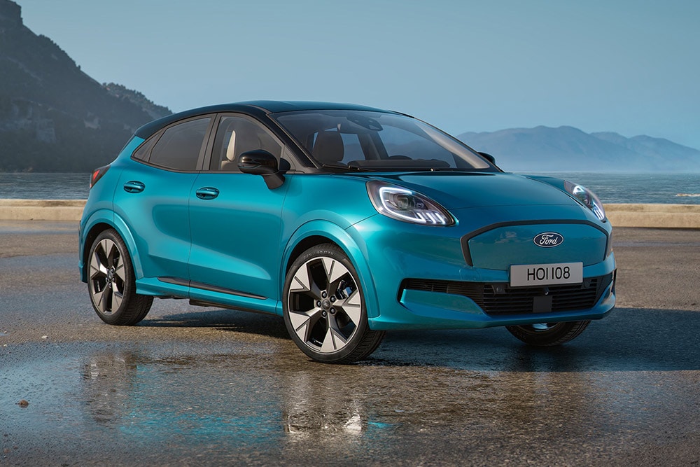 Ein Ford Puma Gen-E stehend auf einer Strasse. 