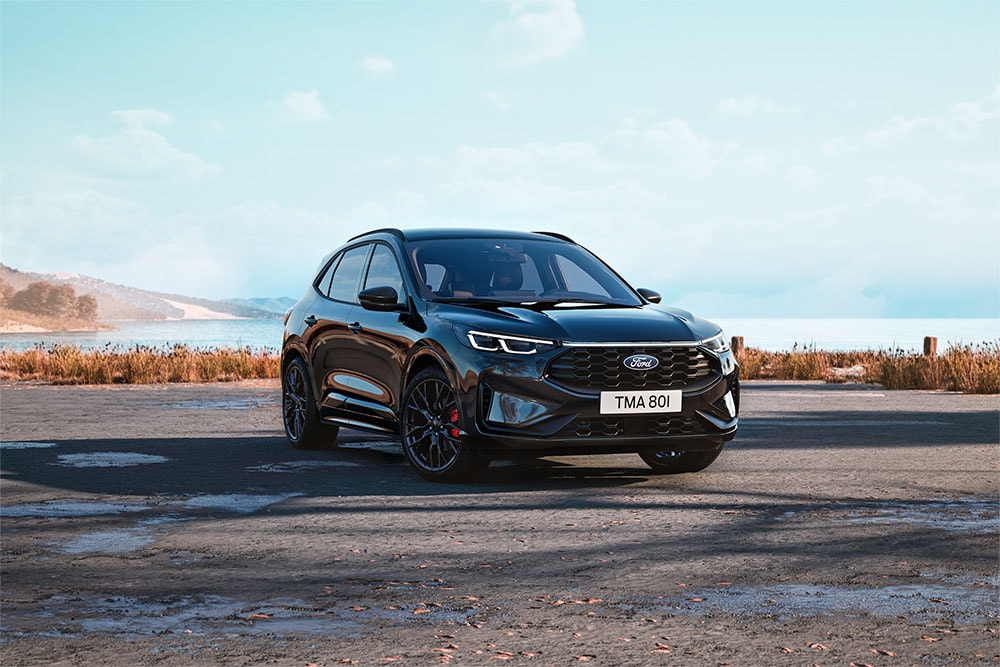 Ein Kuga Black Edition stehend auf einer Strasse