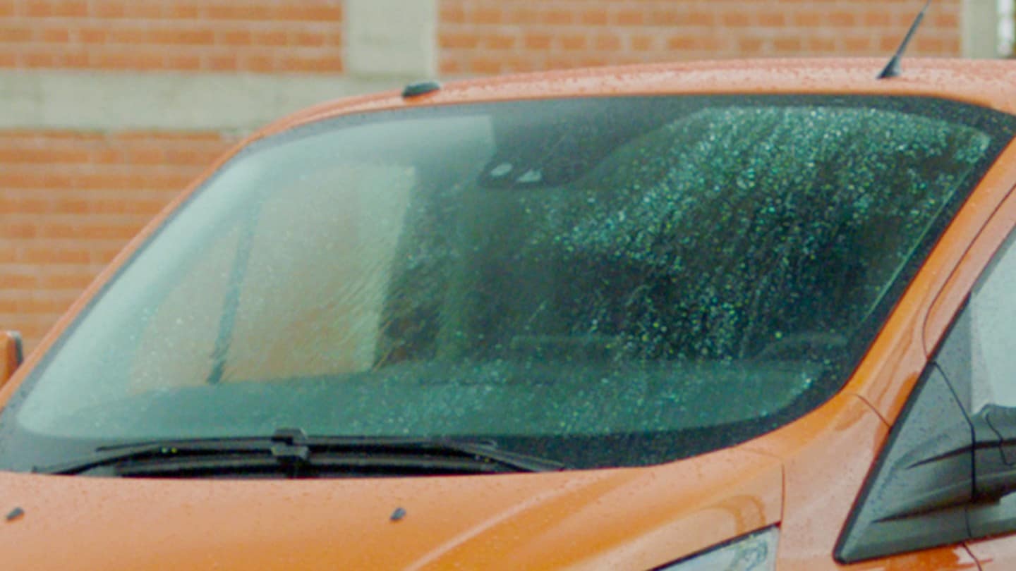 Ford Transit Custom in Orange Ausschnitt Windschutzscheibe im Detail