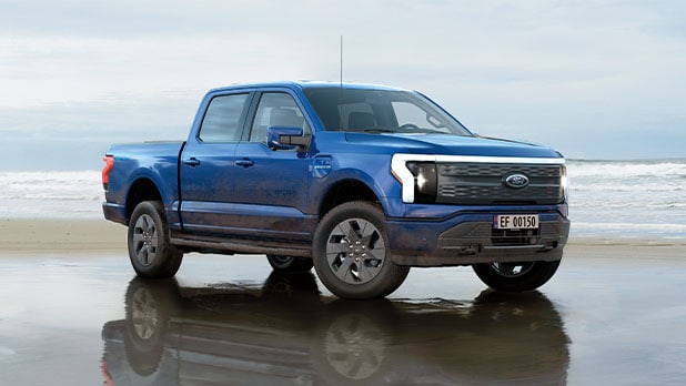 Ford F-150 Lightning blau parkiert am Strand