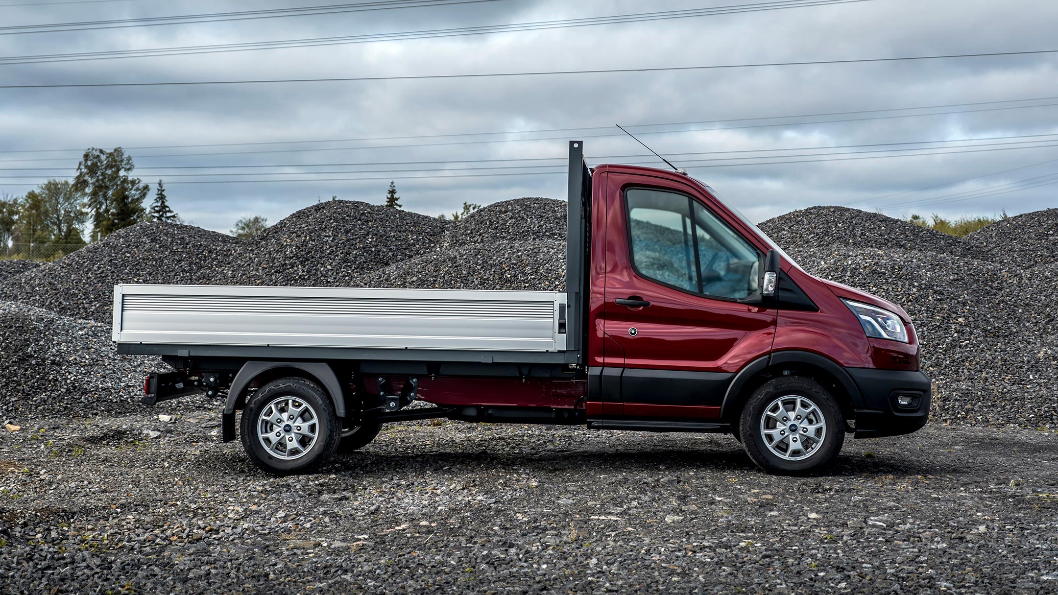 Ford Transit Chassis Cab Rot Seitenansicht parkt in Steinbruch