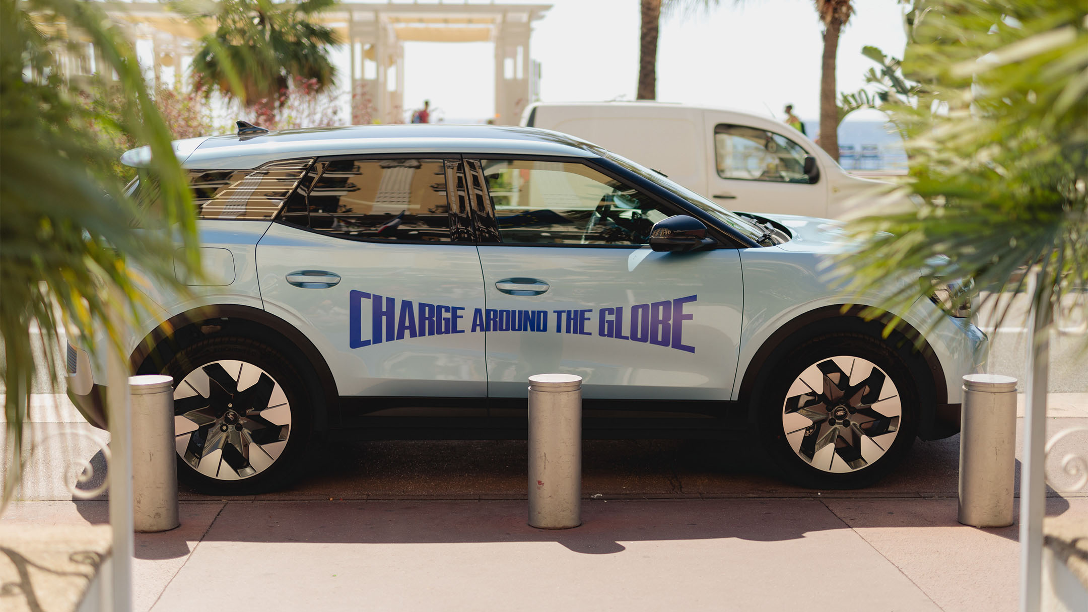 Charge Around The Globe electric Ford Explorer geparkt