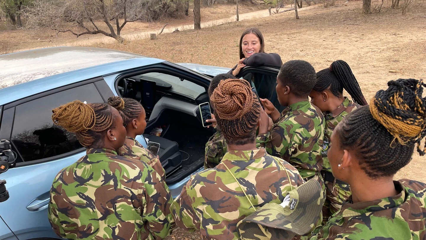 Lexie trifft die Black Mambas, das weltweit erste rein weibliche Anti-Wilderei-Team.