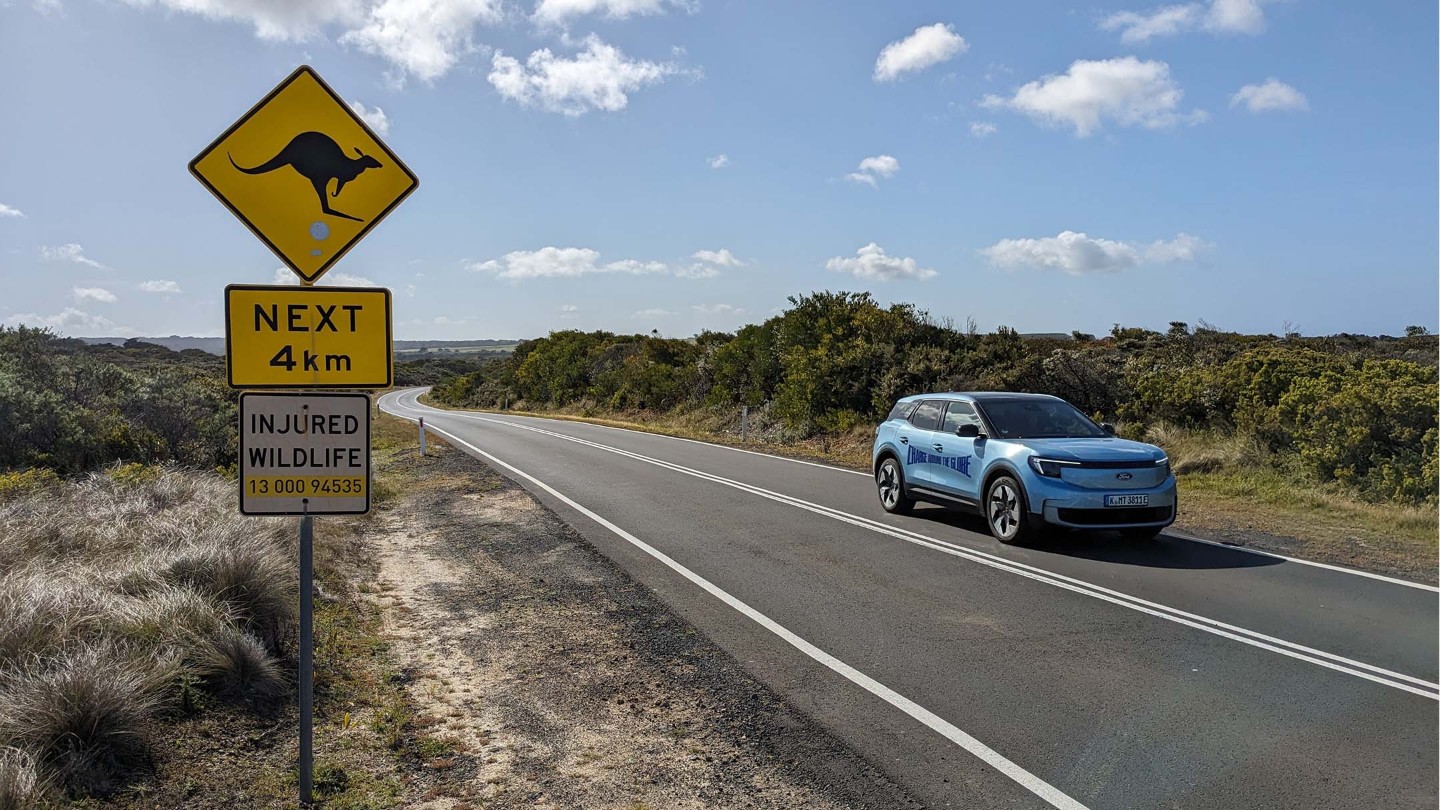 Lexie und ihr Ford Explorer® auf der Great Ocean Road.