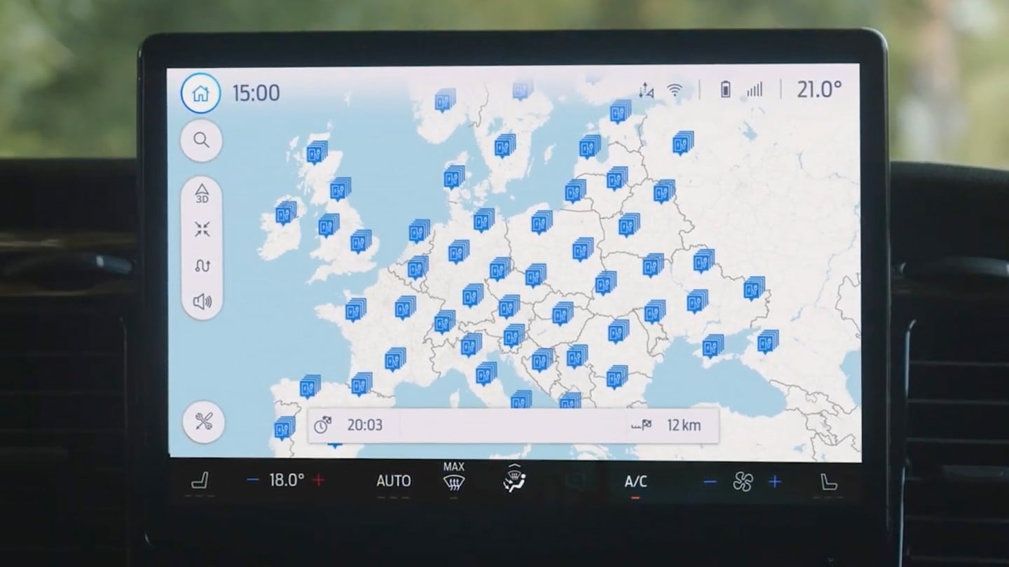 Multifunktionsdisplay zeigt Europakarte mit markierten BlueOval-Ladestationen