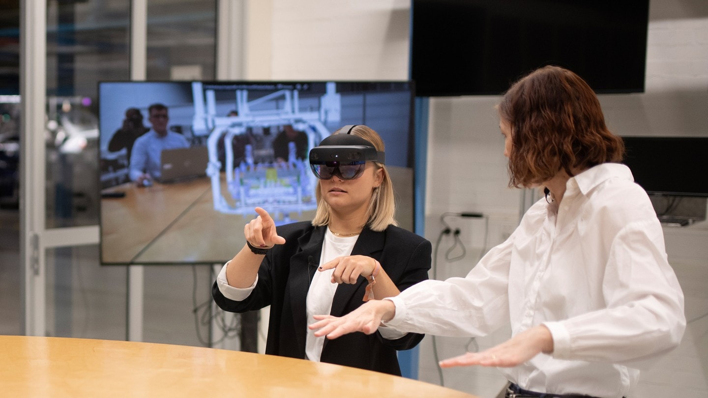 Zwei Frauen erarbeiten Lösungen mit Hilfe einer VR Brille