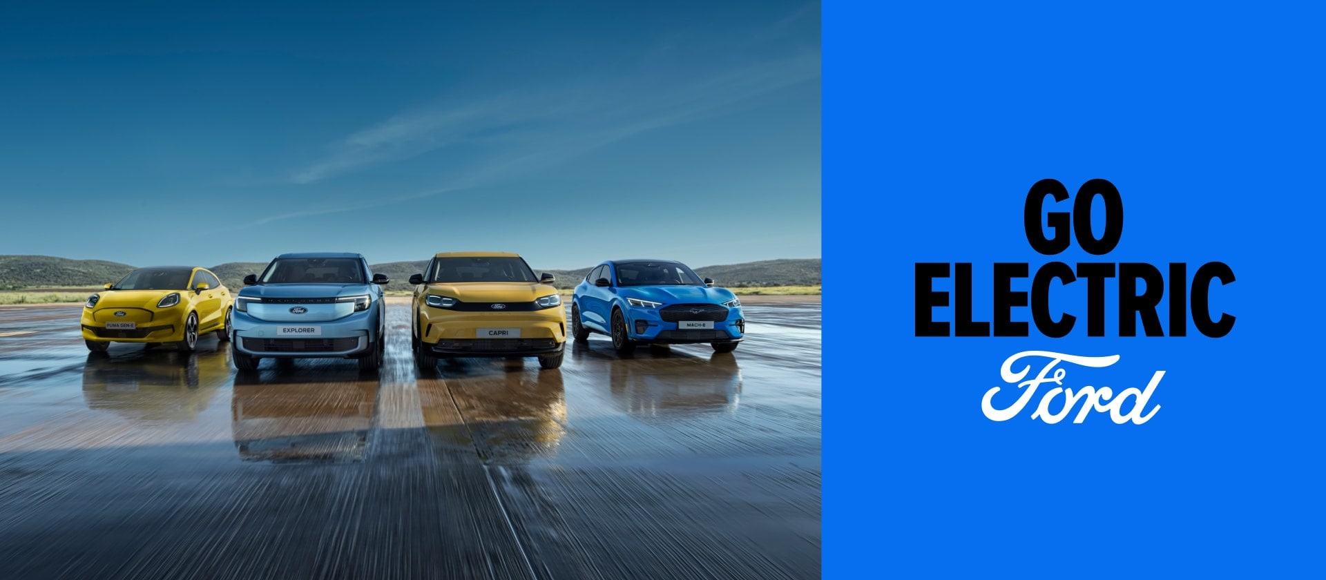 Ein Ford Puma Gen-E, ein Ford Explorer, ein Ford Capri und ein Ford Mustang Mach-E aufgereiht auf einer Startbahn, daneben der Slogan «Go Electric» auf blauem Hintergrund.