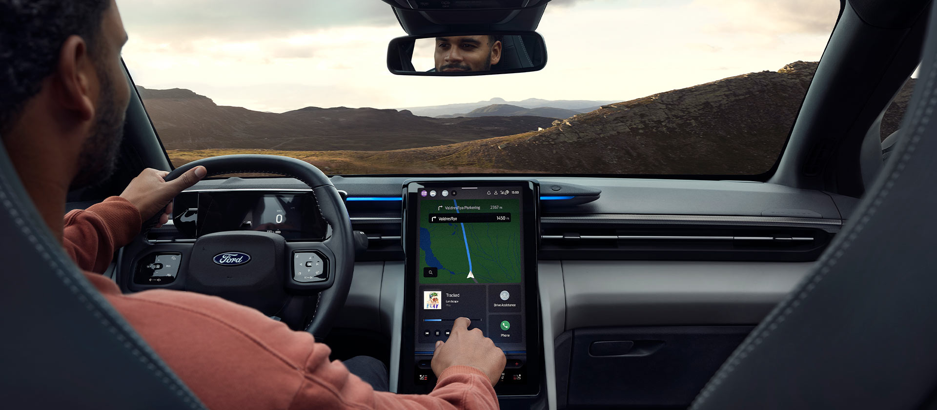 Der Innenraum des Ford Elektrofahrzeugs mit modernen Navigationstools zur Optimierung von Reichweite und Reiseplanung.
