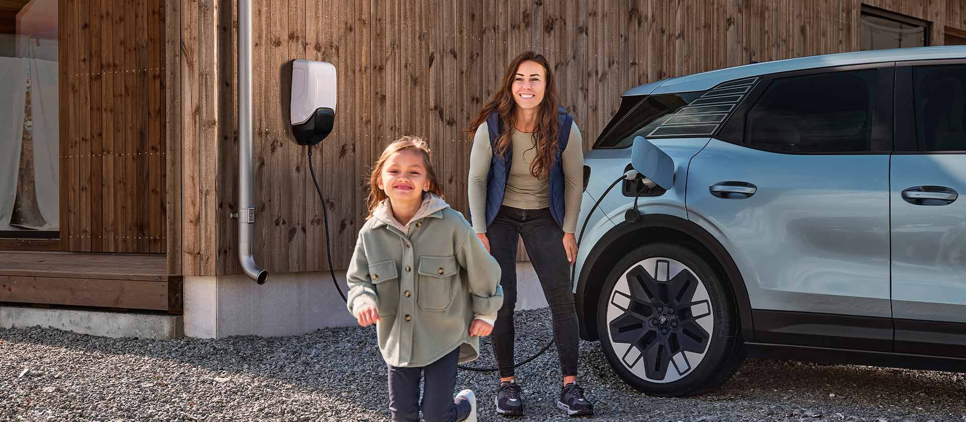 Eine Familie hat Spass beim Aufladen ihres elektrischen Ford Explorer mit einer EV-Ladestation.