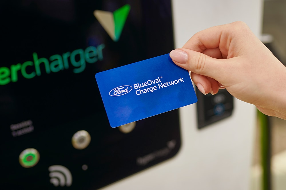 Eine Karte des BlueOval™ Charge Network (RFID) wird an einer öffentlichen Ladestation zur einfachen Bezahlung verwendet.