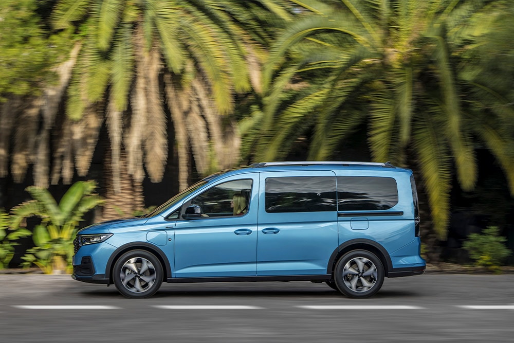 Ein blauer Ford Tourneo Connect Plug-in-Hybrid parkt auf einer Strasse.