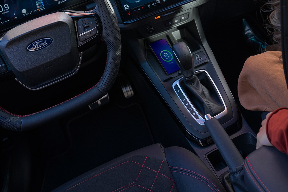Innenansicht eines Mild-Hybrid-Fahrzeugs von Ford, einschliesslich Lenkrad und Automatikgetriebe. 