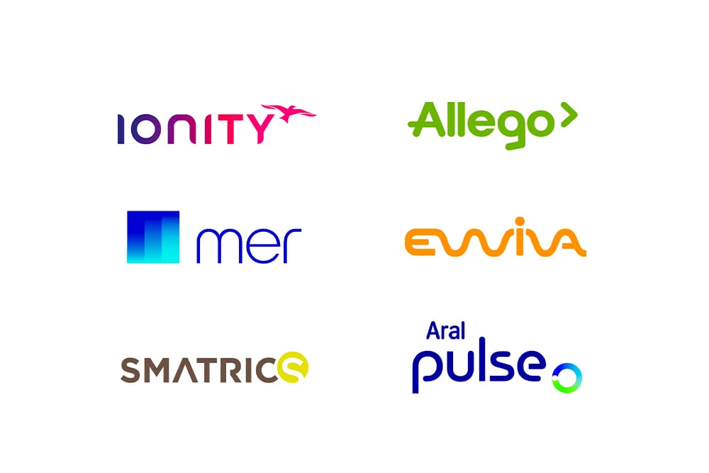 Logos von Ladenetzwerken, die Plug & Charge anbieten, darunter Ionity,  Allego, Mer, Ewiva, Smatrics, und Aral Pulse.