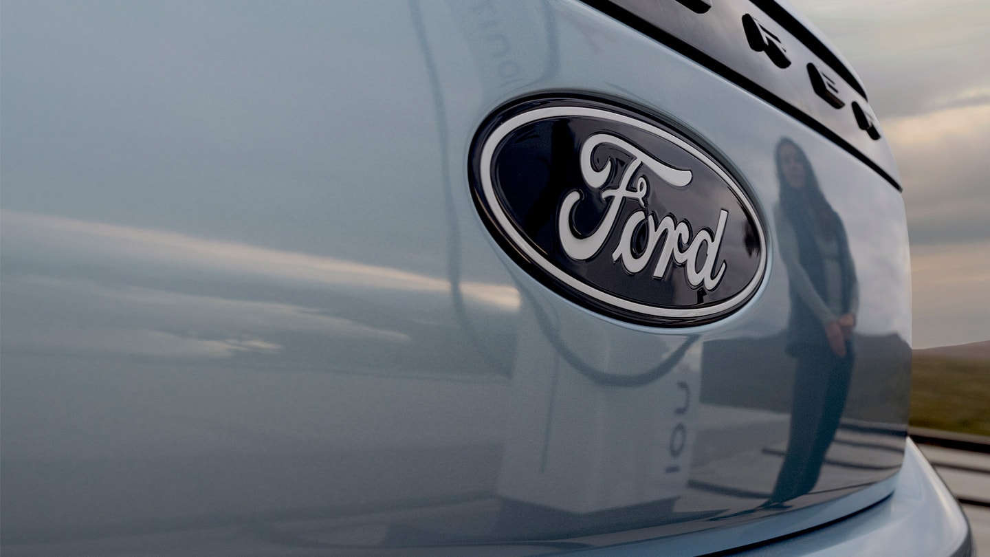 Ford-Logo auf einem blauen elektrischen Ford Explorer.