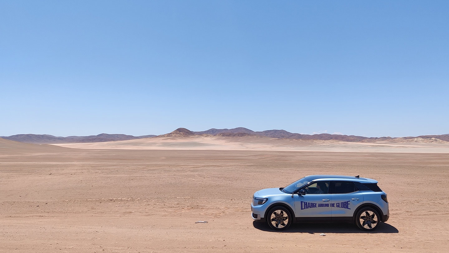 Der elektrische Ford Explorer fährt im Rahmen von Charge Around the Globe durch die Wüste.