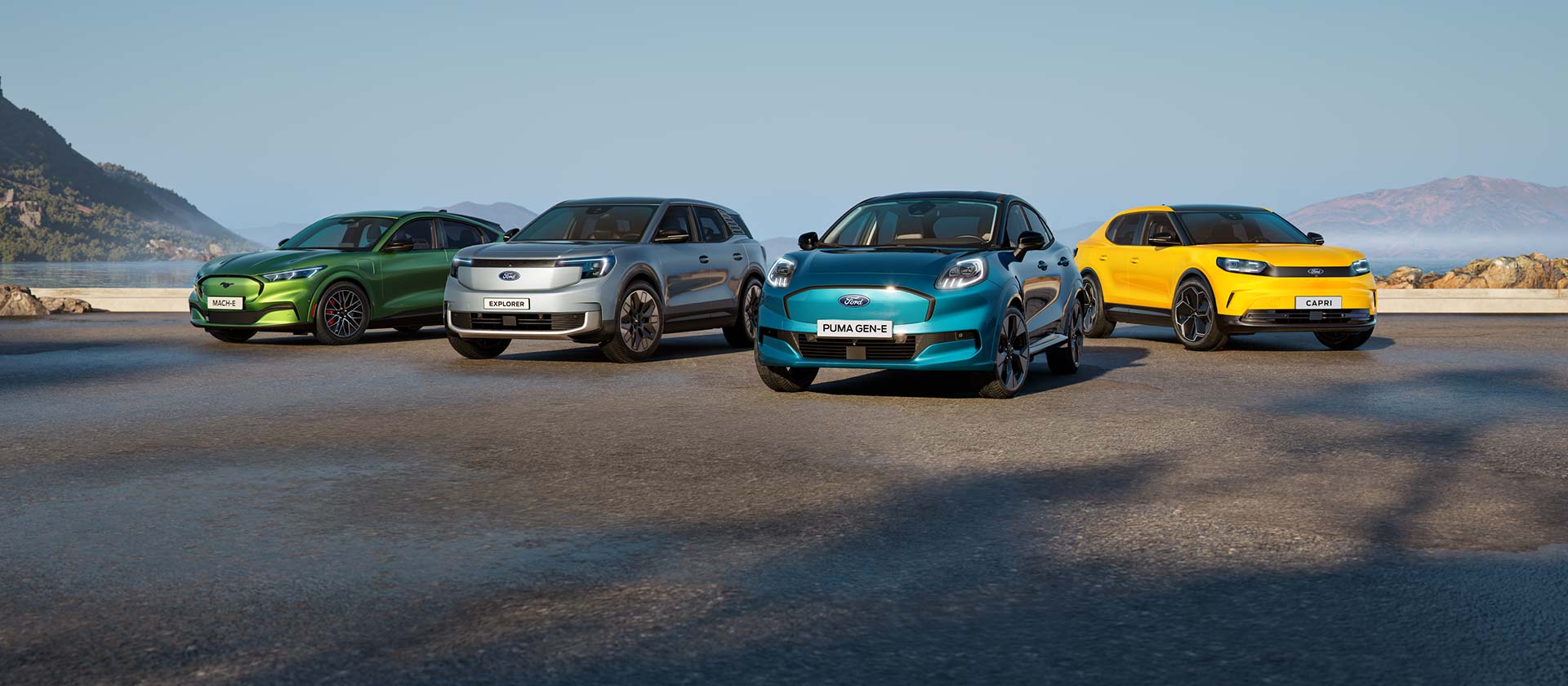 Eine Sammlung verschiedener Ford Elektroautos, die in einer rauen Küstenlandschaft geparkt sind.