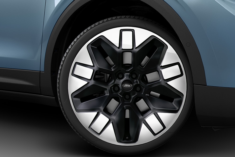 Nahaufnahme des Rades eines Ford Elektrofahrzeugs.