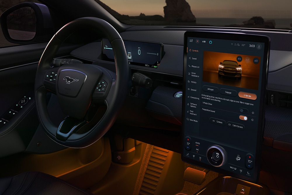 Innenansicht des Armaturenbretts und Lenkrads eines Ford Elektrofahrzeugs.