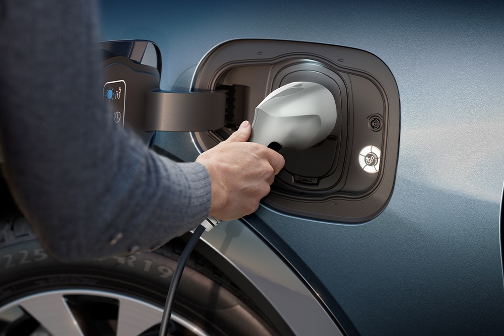 Nahaufnahme einer Person, die ein Ford Elektrofahrzeug lädt.