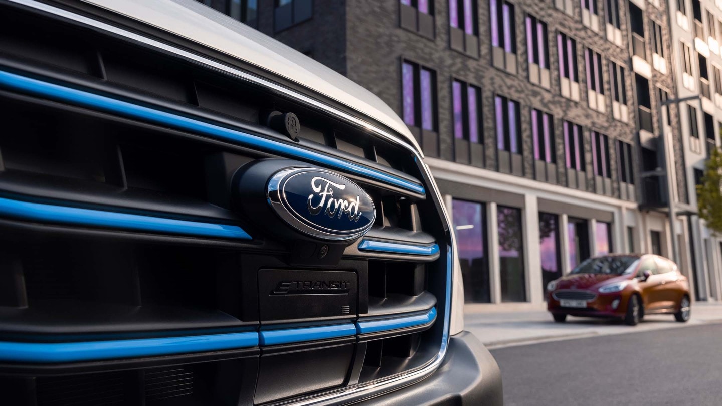 Ford E-transit Detailansicht Kühlergrill mit Ladeanschluss