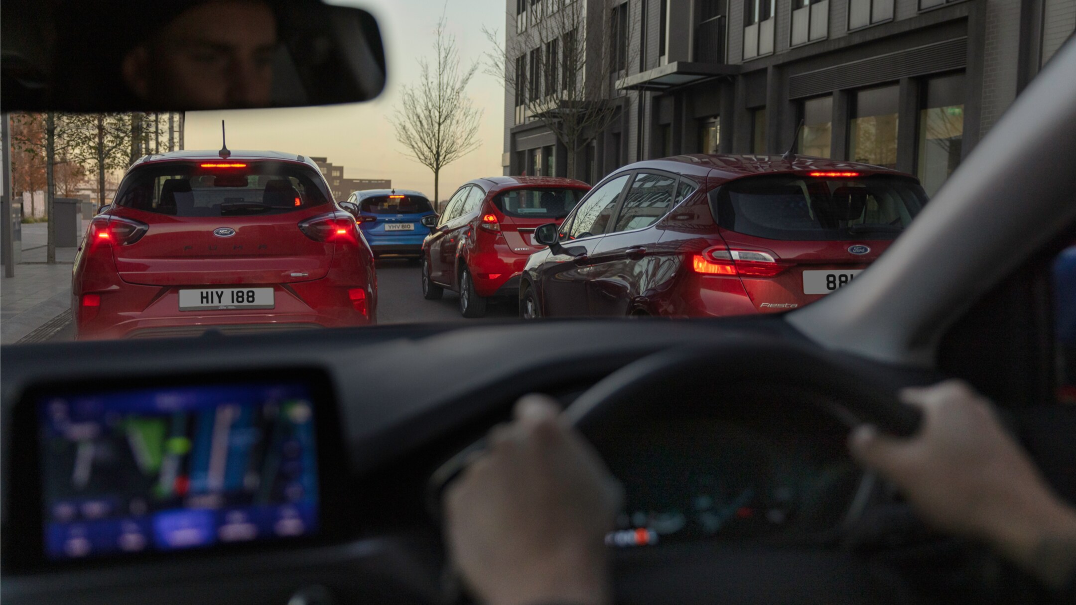 Innenraumansicht mit Blick auf den vorausfahrenden Verkehr durch die Windschutzscheibe