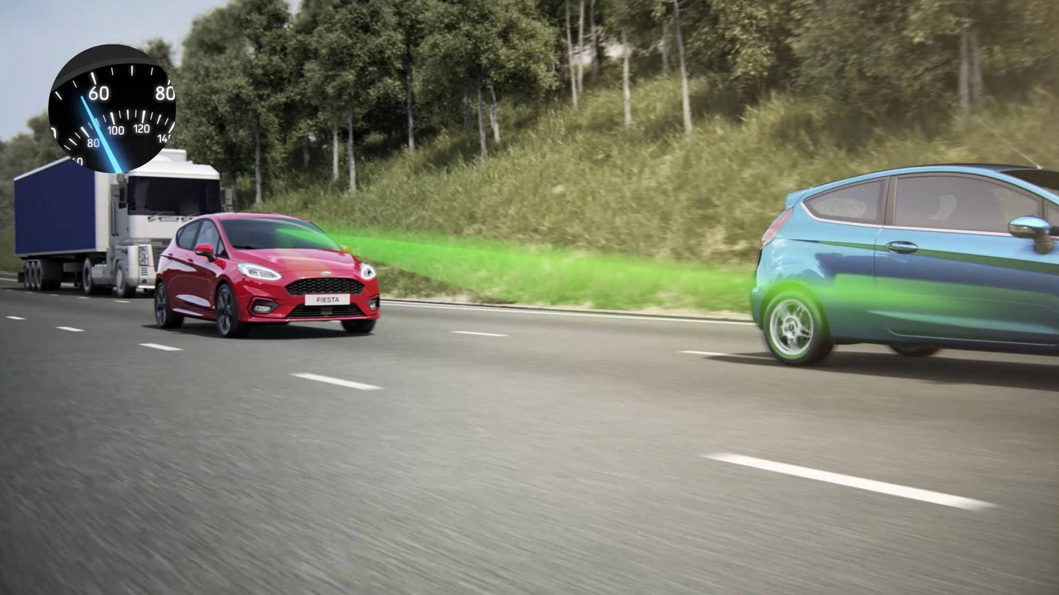 Ford Fiesta ST in Rot und Grün auf der Landstrasse. Visualisierung der adaptiven Geschwindigkeitsregelanlage.