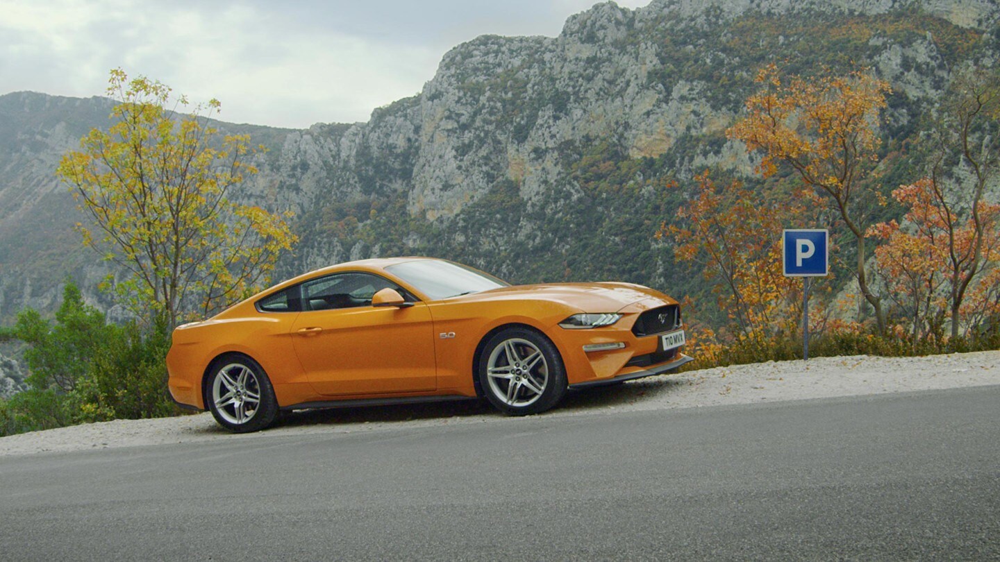 Ford Mustang fährt bergauf