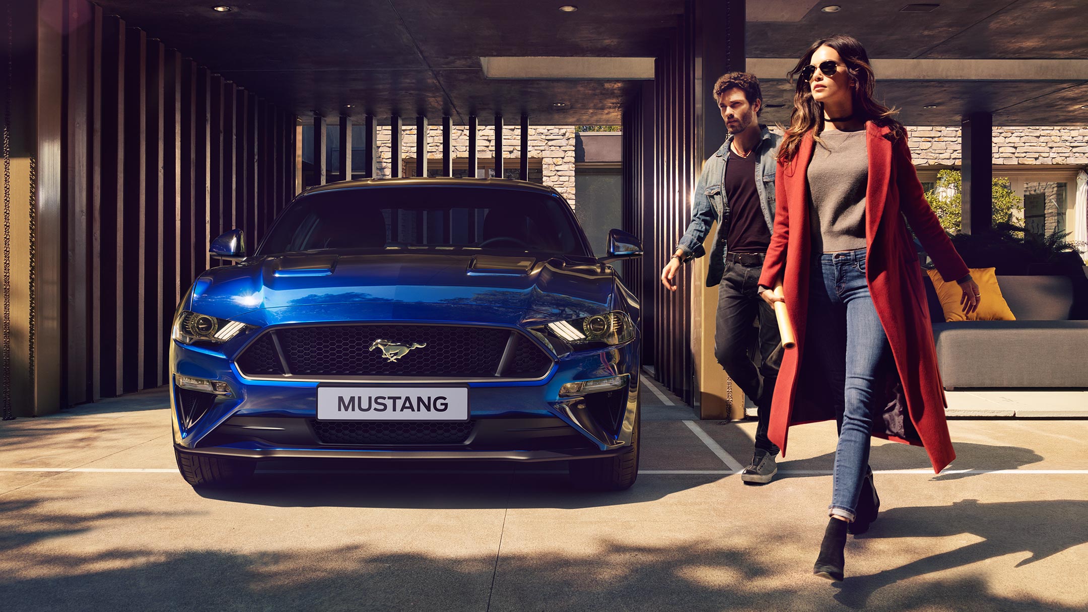 Ford Mustang in Blau. Frontalansicht, parkend unter einer Überdachung