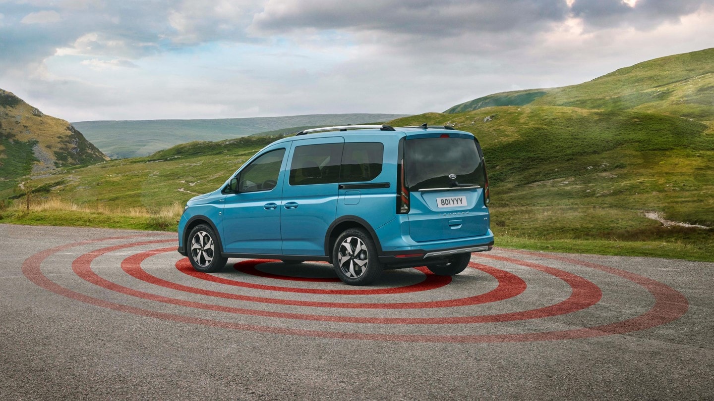 Ford Tourneo Connect in Blau ¾-Heckansicht parkt in hügeliger Umgebung mit Illustration Diebstahl-Alarmanlage